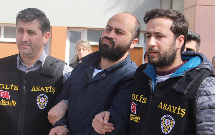 Volkan Bayar'ın yüzüne dikkat! Eşi Saadet Bayar'la kelepçeli ilk görüntüleri - Resim: 4