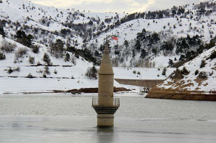 Sivas'ta sular altında kalan köyden ilginç görüntüler - Resim: 4