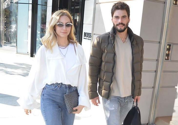 Akın Akınözü sevgilisi Sandra ile denizde aşka geldi öpüşürken yakalandılar - Resim: 1