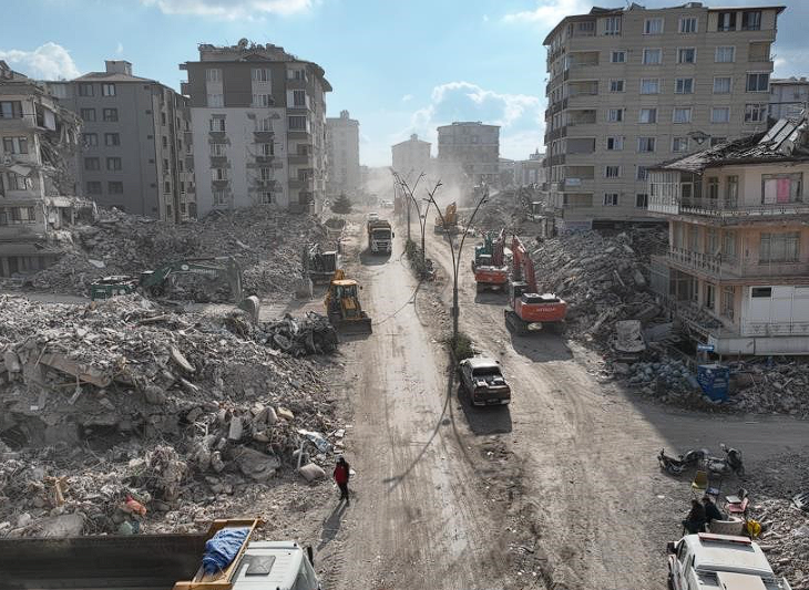 3 gün enkazda kalan aile yaşadıklarını anlattı: Halüsinasyonlar görerek hayata tutunduk - Resim: 3