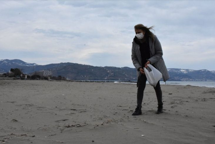 Sahilden gidip topluyorlar bu taşlar altın kadar değerli! - Resim: 1