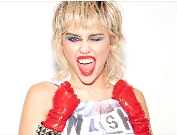 Olay itiraf! Ünlü şarkıcı ilk deneyimini hemcinsiyle yaşamış - Resim: 2