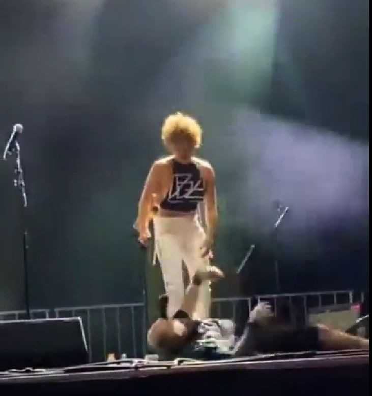 Hayranının suratına işeyen Sophie Urista'dan ilk açıklama - Resim: 1