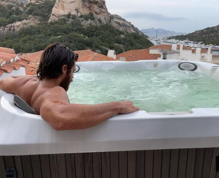 Türkiye yanarken Can Yaman jakuzide...Ünlü oyuncu bombaladı! - Resim: 1