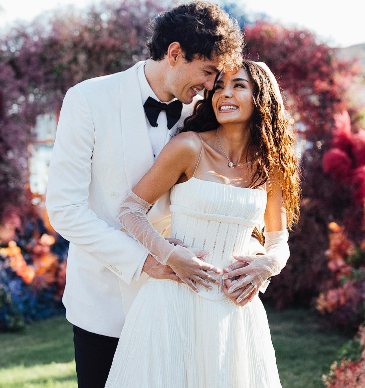 Ebru Şahin poz verdi, eşi Cedi Osman çekti! Bikinili fotoğraflarına beğeni yağdı: Mankenlere taş çıkartır - Resim: 1