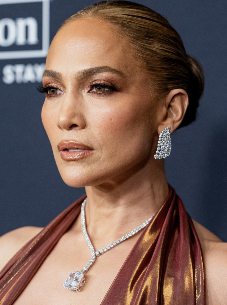 Jennifer Lopez öyle bir poz verdi ki! Görenler 25'lik sandı... - Resim: 2