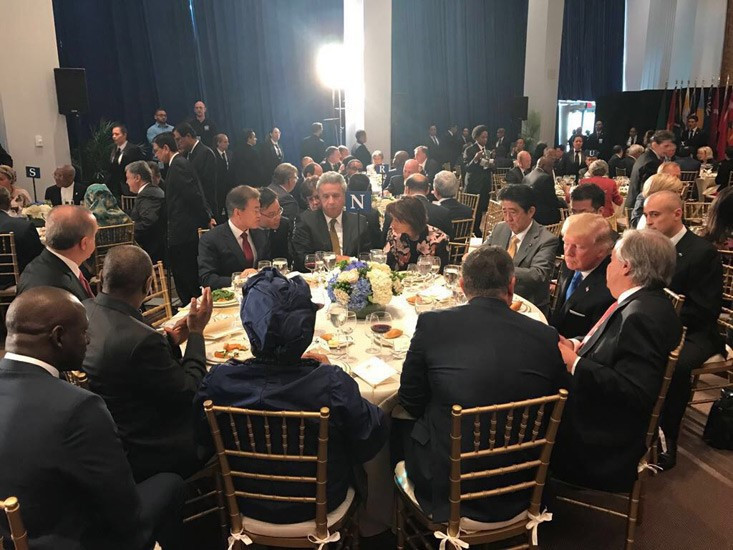 Yerinden kalkıp Erdoğan'ın yanına geldi ve... - Resim: 3