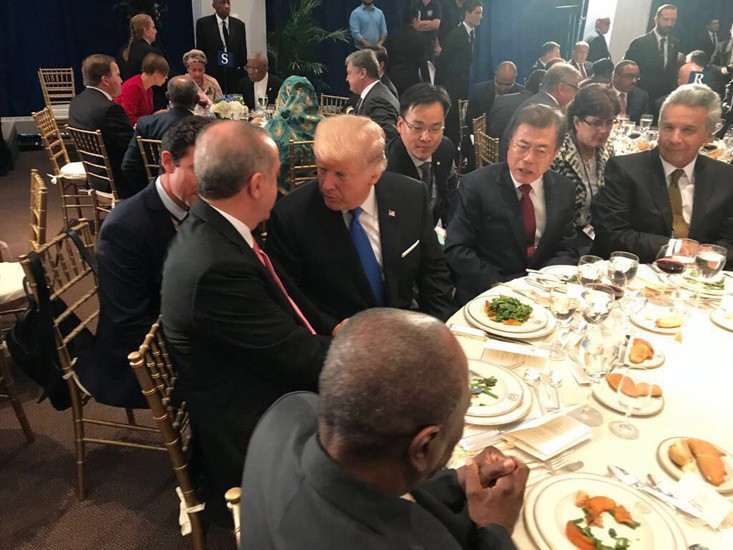 Yerinden kalkıp Erdoğan'ın yanına geldi ve... - Resim: 4