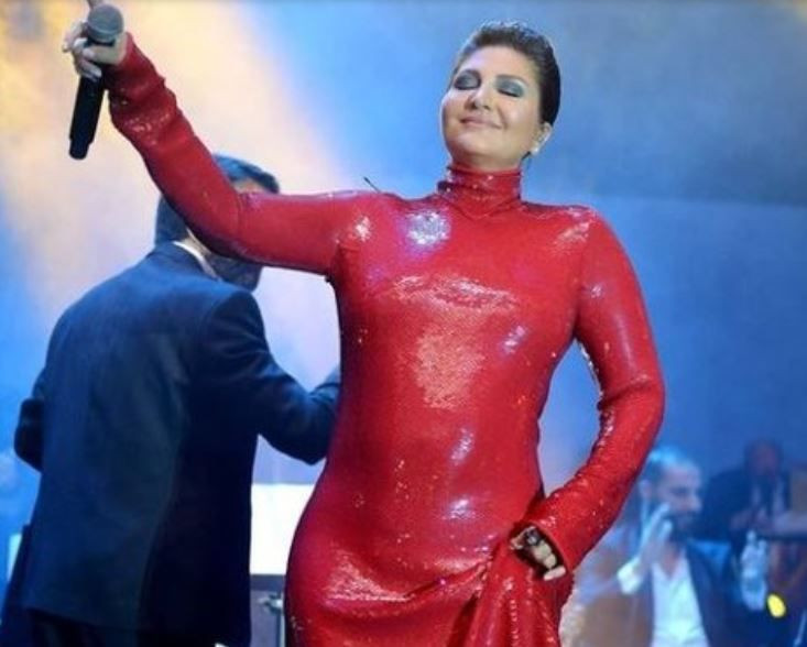 Sibel Can'ın kırmızı elbisesi ve göbeği hayranlarını şoke etti! - Resim: 4