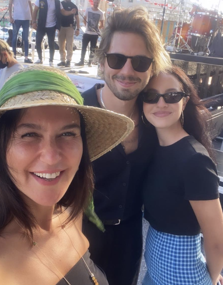 Şevval Sam konserinde annesini sahneye davet etti, övgü yağdırdı! - Resim: 1