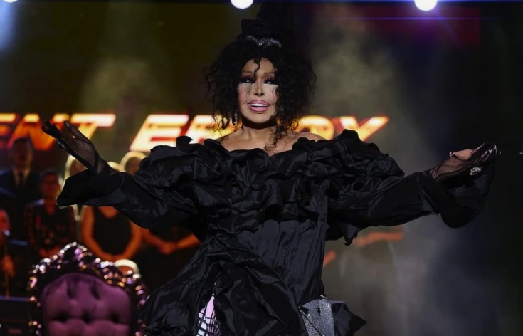 Bülent Ersoy'dan dinleyiciye zehir zemberek sözler! Sahnede adeta ateş püskürdü, eline geçeni fırlattı - Resim: 3