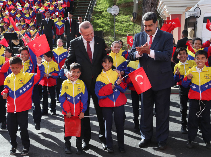 Nicolas Maduro düşen Türk Bayrağını yerden kaldırdı - Resim: 2