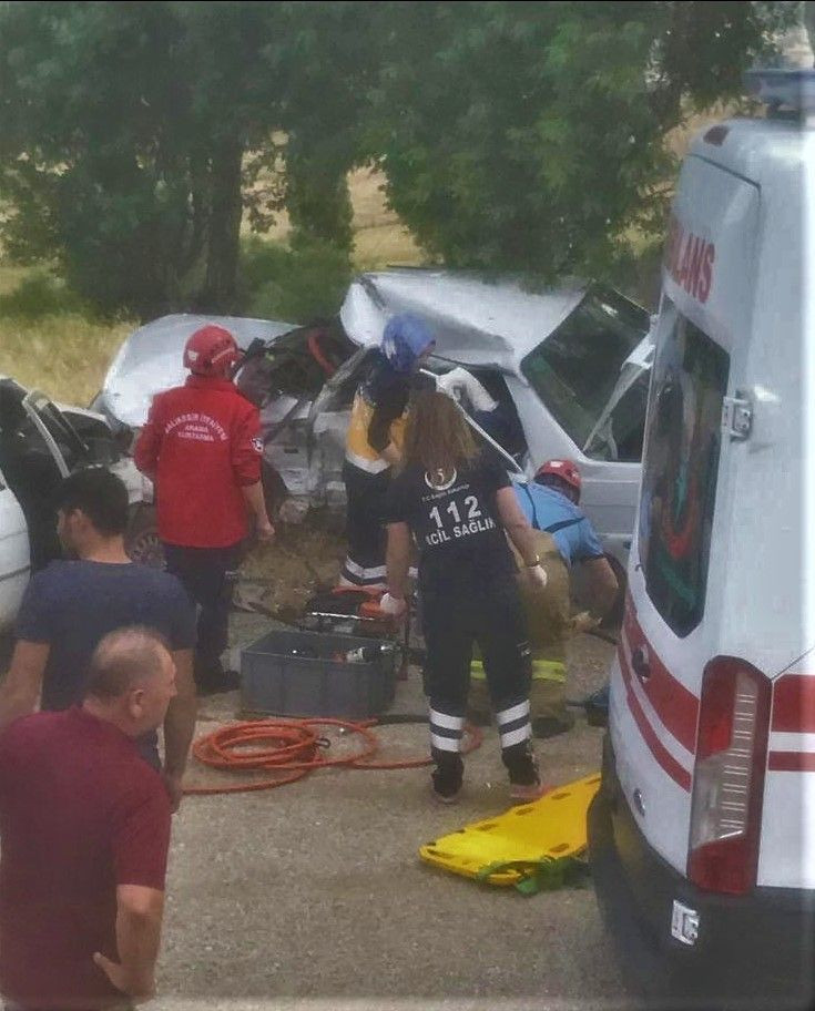 Kepsut'ta trafik kazası, 2 ölü 4 yaralı - Resim: 1