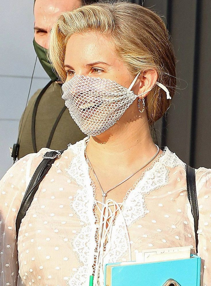 Lana Del Rey'in maskesi hayranlarını kızdırdı! 'Bu nasıl maske' tepkisi - Resim: 1