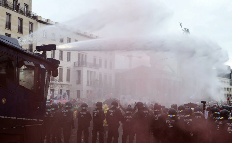 Berlin'de protesto! Koronavirüs yasakları Almanları sokağa döktü - Resim: 4