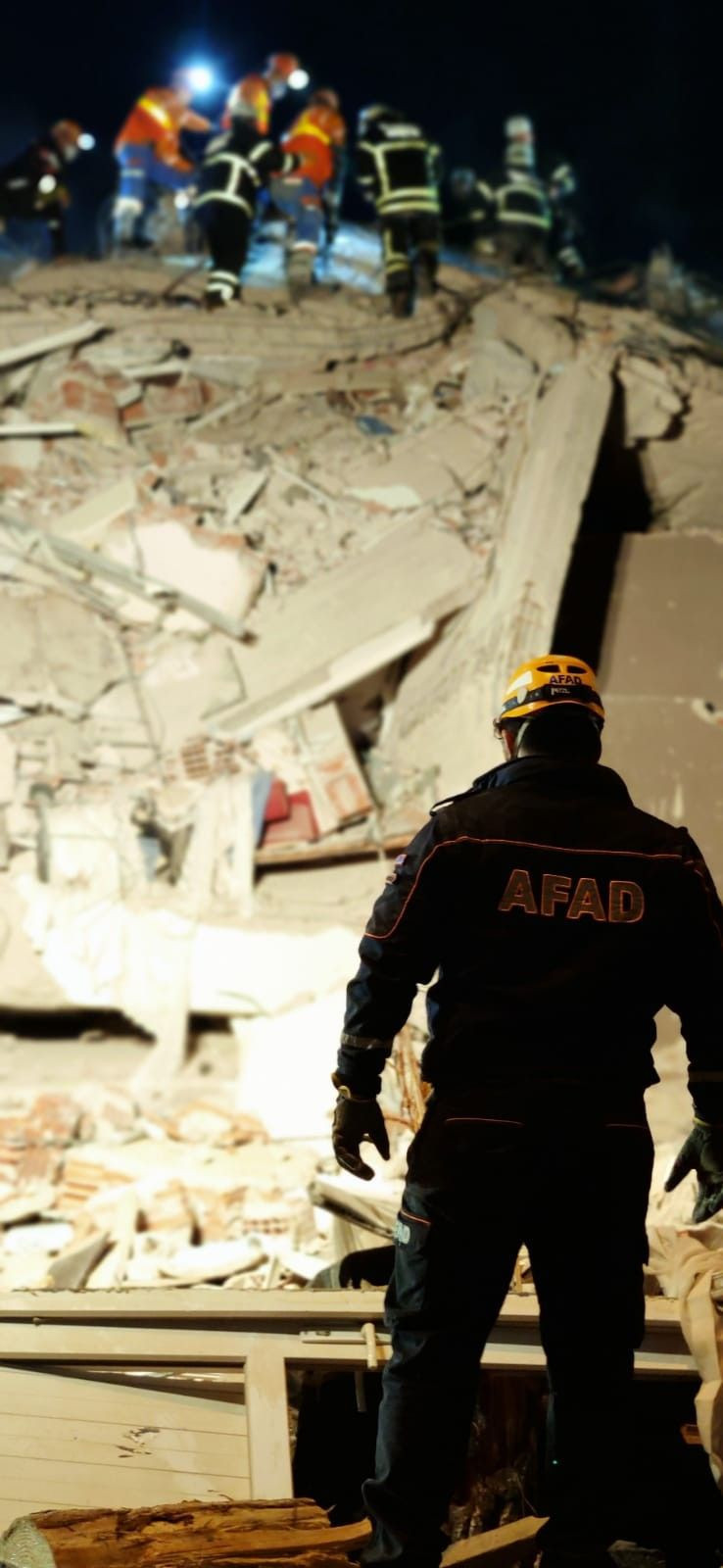 Erzincan'da ölen torunun adını Bayraklı'da yıkılan binaya vermiş! Emrah Apartmanı çöktü - Resim: 3