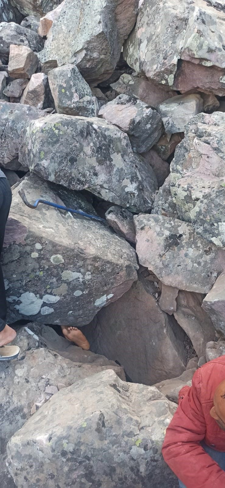 Devasa kayaların arasına sıkıştı! Ekipler de şaşkına döndü - Resim: 2