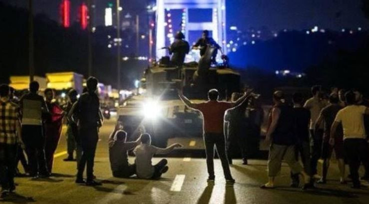 Ünlülerden 15 Temmuz paylaşımları... 'Kara günü unutmadık' mesajı - Resim: 1