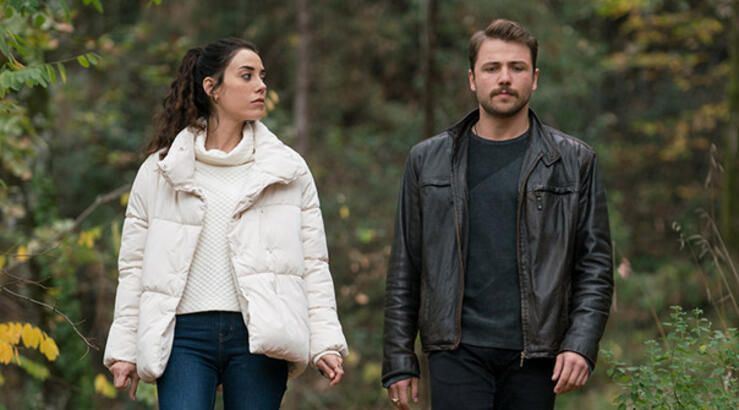 Cansu Dere bomba projeyle ekranlara dönüyor! Rol arkadaşı bakın kim - Resim: 1