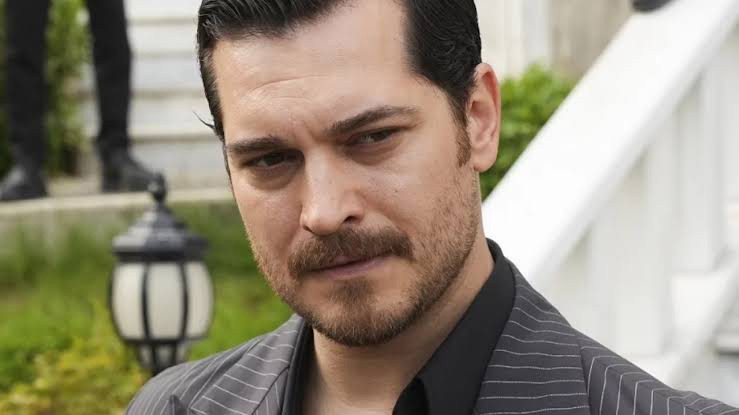 Çağatay Ulusoy'un babasını görenler gözlerine inanamadı! Şaşırtan benzerlik - Resim: 1
