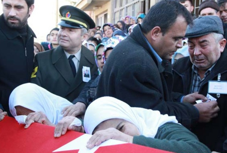 Gözyaşları ağabeyinin tabutuna damladı yürek yakan görüntü - Resim: 1