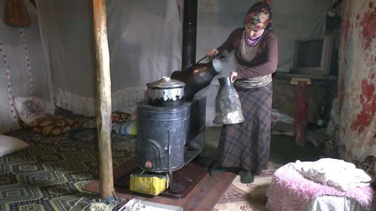 21 yıldır gelin geldiği çadırda yaşıyor! 15 çocuğunun altısı.. - Resim: 2