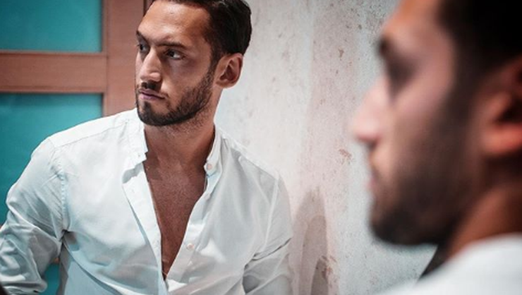 Hakan Çalhanoğlu sarışın güzelle sarmaş dolaş - Resim: 1