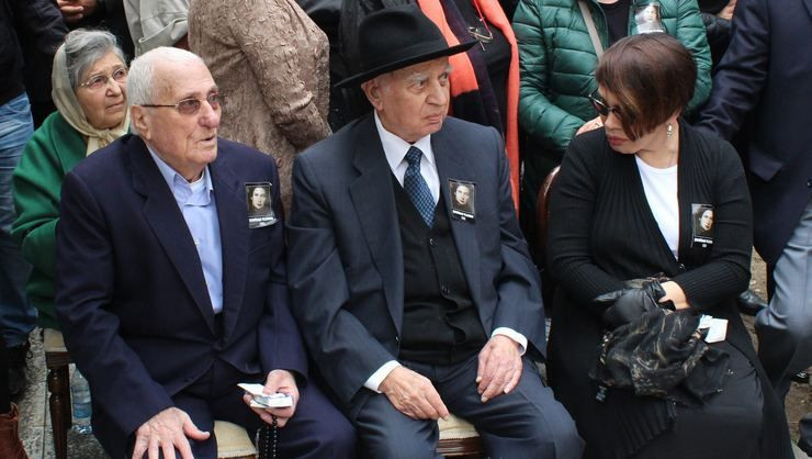 Sezen Aksu, babasını son yolculuğuna uğurladı - Resim: 1