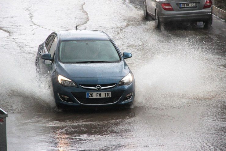 Bodrum'da bir anda bastıran yağmur sokakları göle çevirdi. - Resim: 3