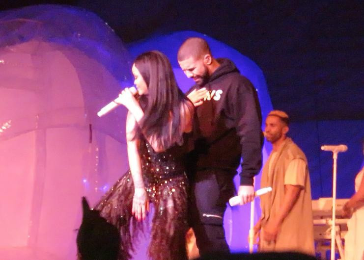 Rihanna sahnede yürek hoplattı! Sevgilisini çağırıp... - Resim: 1