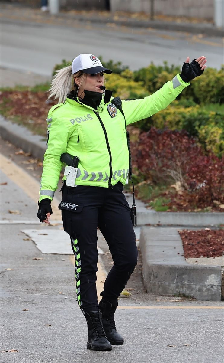 'Ankara'nın kalbi'nde trafik düzenini kadın polisler sağlıyor - Resim: 1
