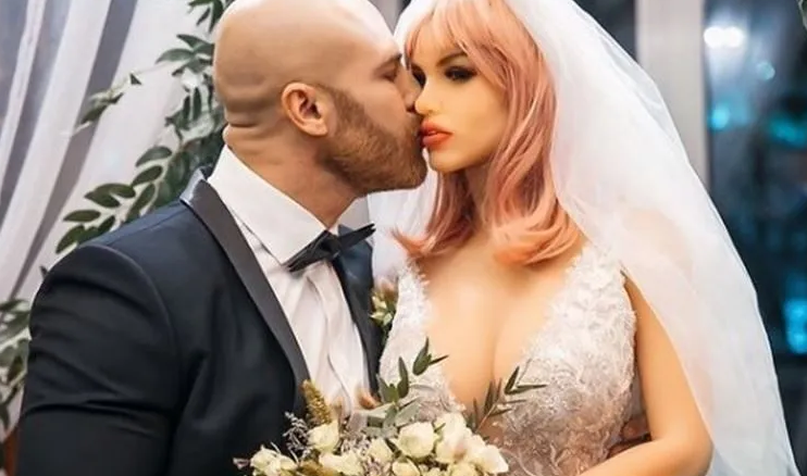 Kazakistanlı sporcu iki şişme bebekle evlendi! Gerçek kadınla ilişki için inanılmaz şart - Resim: 2