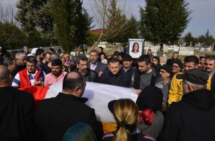 Düğün değil cenaze davul çalıp türkü söylediler - Resim: 1