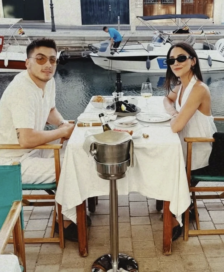 Atakan Özkaya ile Dilin Döğer'den tatil kareleri! Aşk dolu dizgin - Resim: 3