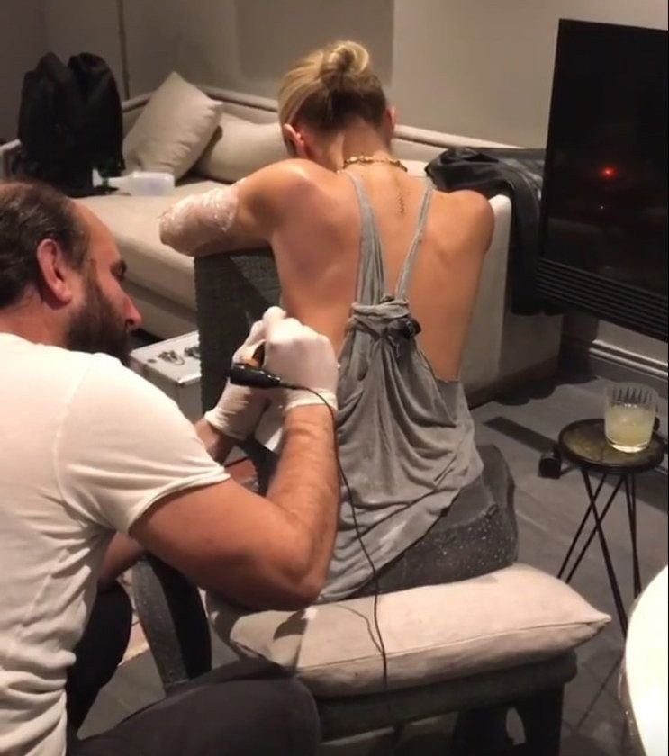 Sosyetik güzel kendini evde dövdürdü - Resim: 4