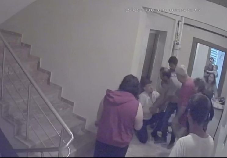 Hamile eşinin parmakları kırıldı, kendisi yumruklandı! Komşu kavgası üzücü sonlandı - Resim: 4