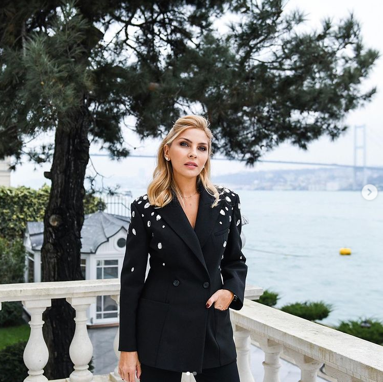 Boğaz manzaralı evinden 'evde kal' çağrısı yapan Arzu Sabancı gündem oldu - Resim: 3