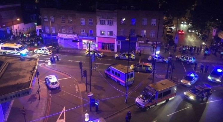 Londra'da son dakika araç namaz kılanların arasına daldı! İlk görüntüler - Resim: 4
