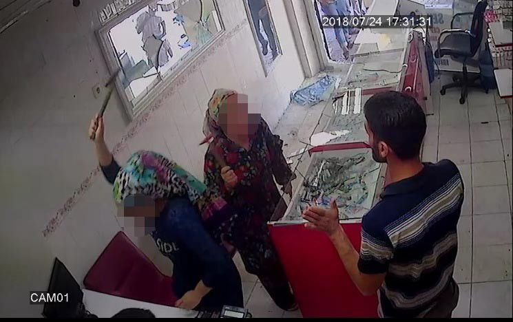 Kız kardeşler ellerinde çekiçle dehşet saçtı - Resim: 4