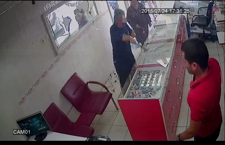 Kız kardeşler ellerinde çekiçle dehşet saçtı - Resim: 1