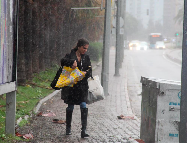 İzmir'de denizin rengi değişti, ağaçlar devrildi! Sağanak yağış dev dalgalar oluşturdu - Resim: 2