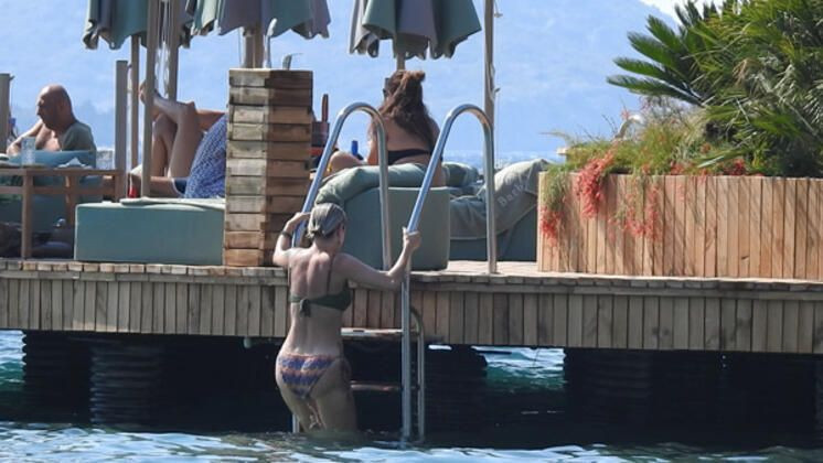 Yorgunluğunu denizde atan Güliz Ayla fiziğiyle görenleri mest etti - Resim: 3