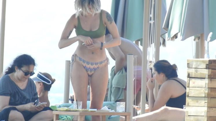 Yorgunluğunu denizde atan Güliz Ayla fiziğiyle görenleri mest etti - Resim: 4