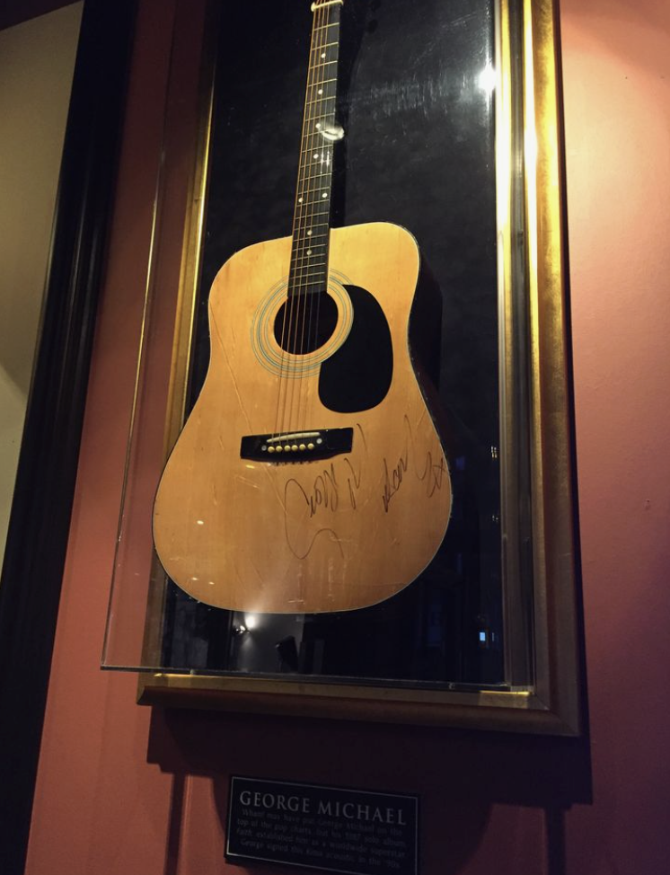 İngiliz şarkıcı George Michael gitarı satılığa çıkarıldı! Gitarın değeri resmen servet - Resim: 2