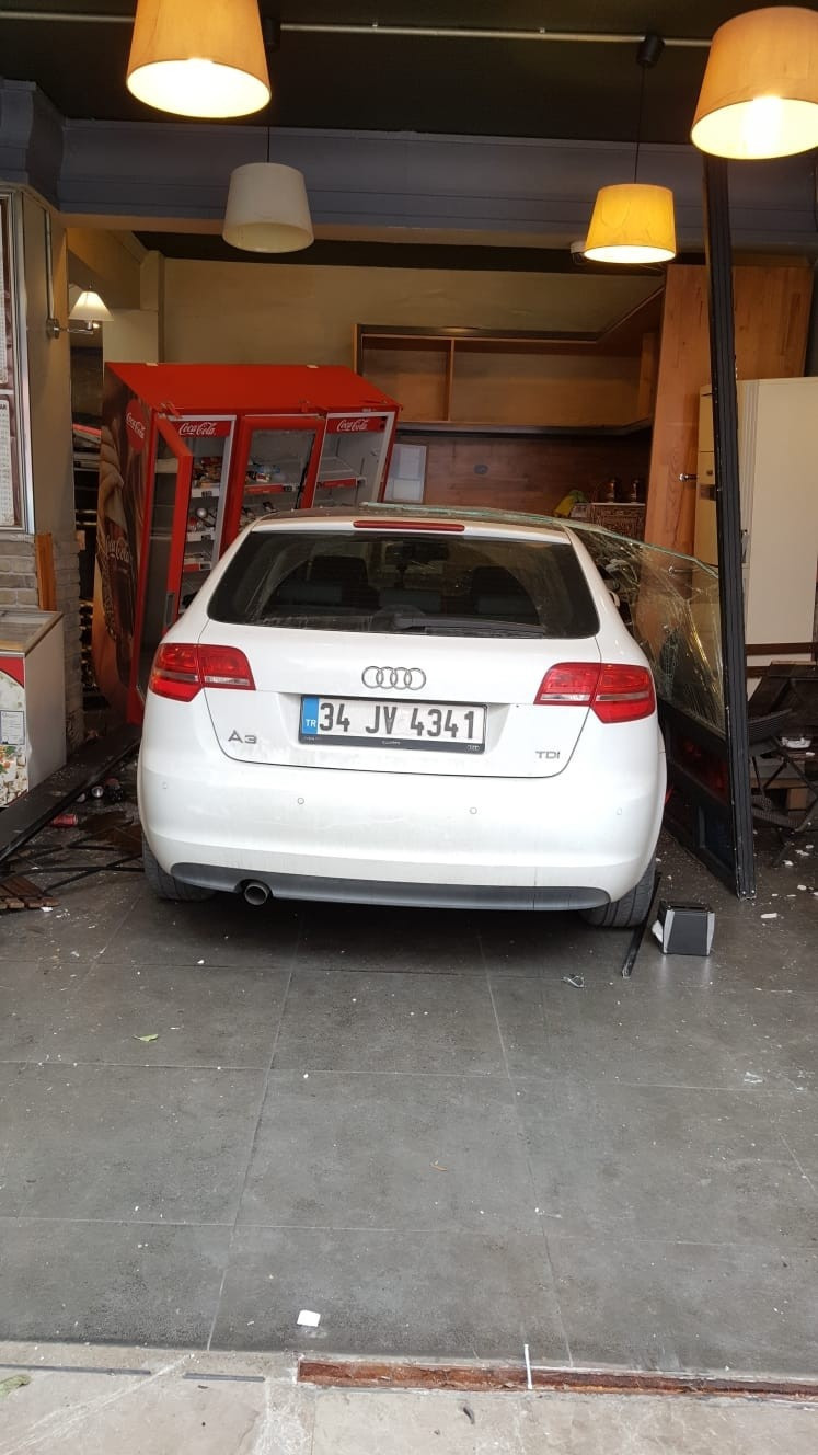 Fren yerine gaza bastı fırına daldı! Faciaya ramak kala - Resim: 3