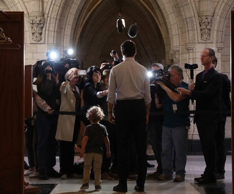 Kanada'nın yeni başbakanına bakın koltuğu kaptı - Resim: 4