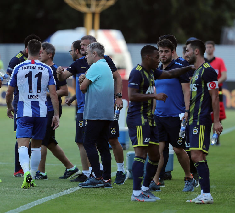 Fenerbahçe - Hertha Berlin maçı sonrası olay! Emre Belözoğlu rakibini kovaladı tünelde arbede çıktı - Resim: 1