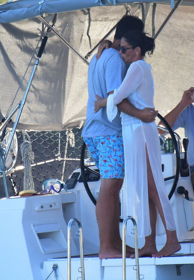 Zeynep Beşerler ve eşi dudak dudağa romantizm - Resim: 1