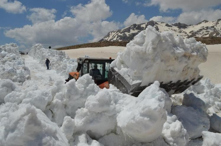 Antalya'da sıcaklık 30 dereceyi gördü sahiller tıklık tıklım! Hemen yanıbaşında 5 metre kar var - Resim: 4