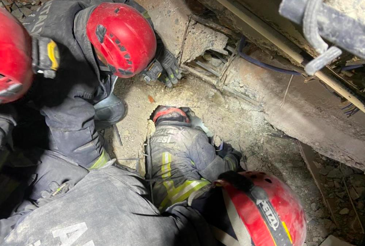 64 saat enkazda bekledi duvara şunu yazdı; Umudunuzu kaybetmeyin - Resim: 2